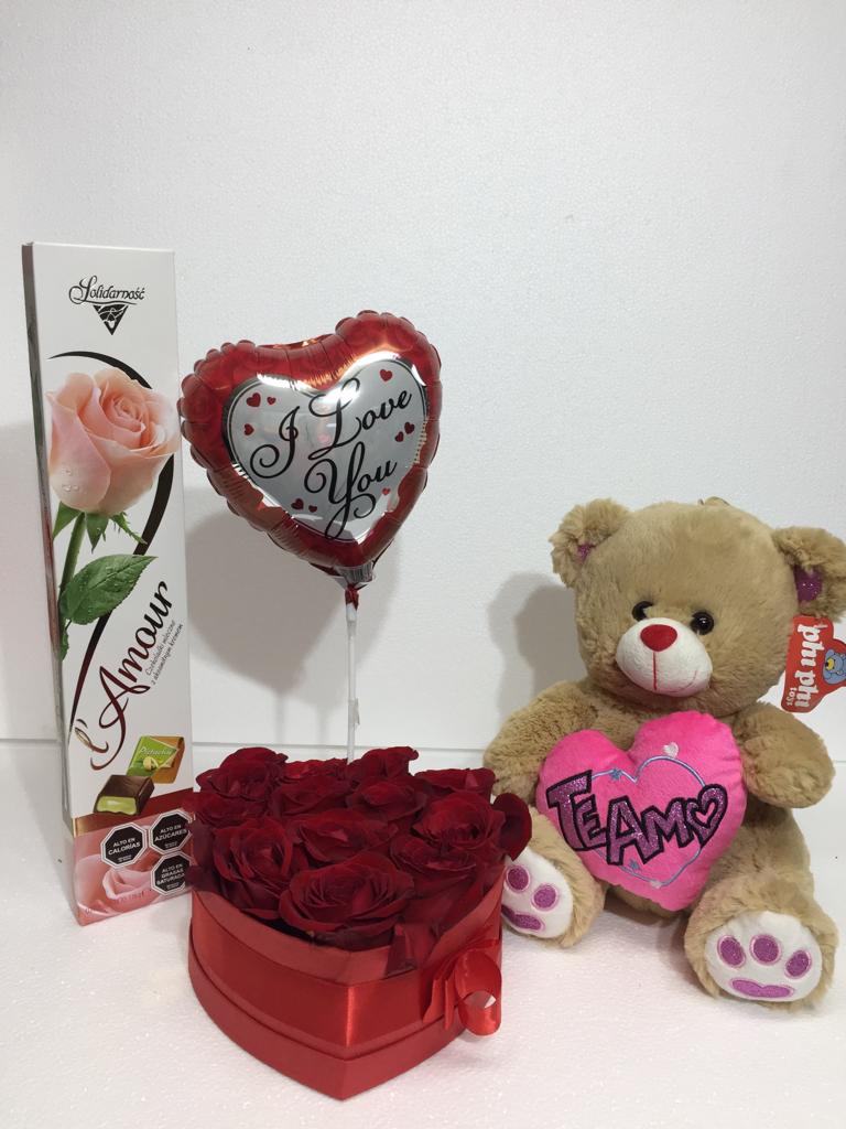 Caja corazn con 12 Rosas ms Bombones 116 Grs, Peluche con corazn 30cm y Globito